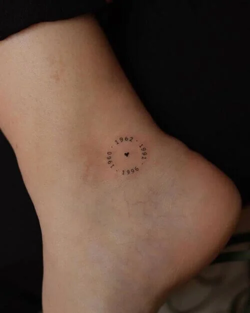 tatouage-date-danniversaire-annees-et-coeur-au-pied