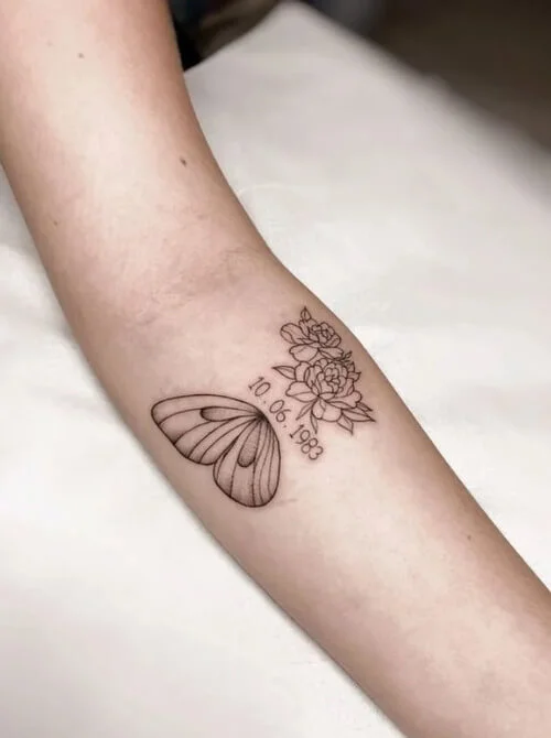 tatouage-date-danniversaire-et-papillon-floral