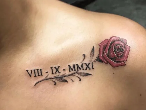 tatouage-date-danniversaire-et-rose-rouge-sur-la-clavicule