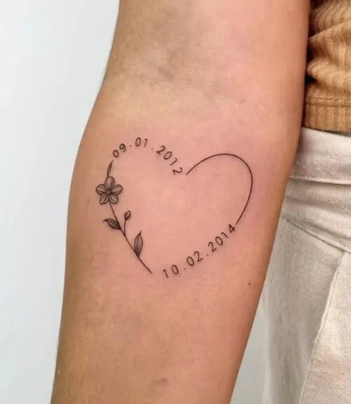 tatouage-duo-de-date-danniversaire-et-coeur-floral