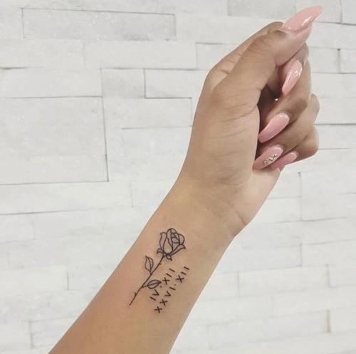 tatouages-date-danniversaire-avec-fleurs